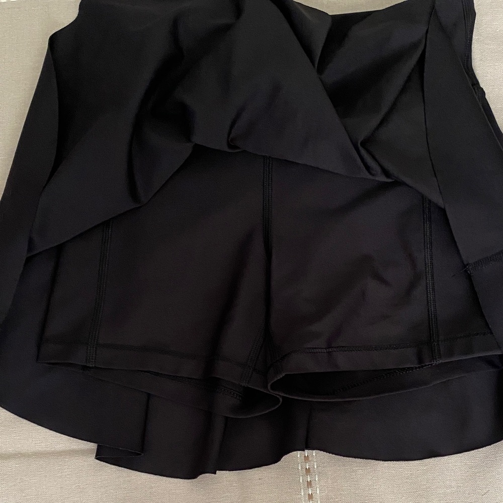 Girl Old Navy Sporty shorts skirt with pocket black. - Picture 4 of 13